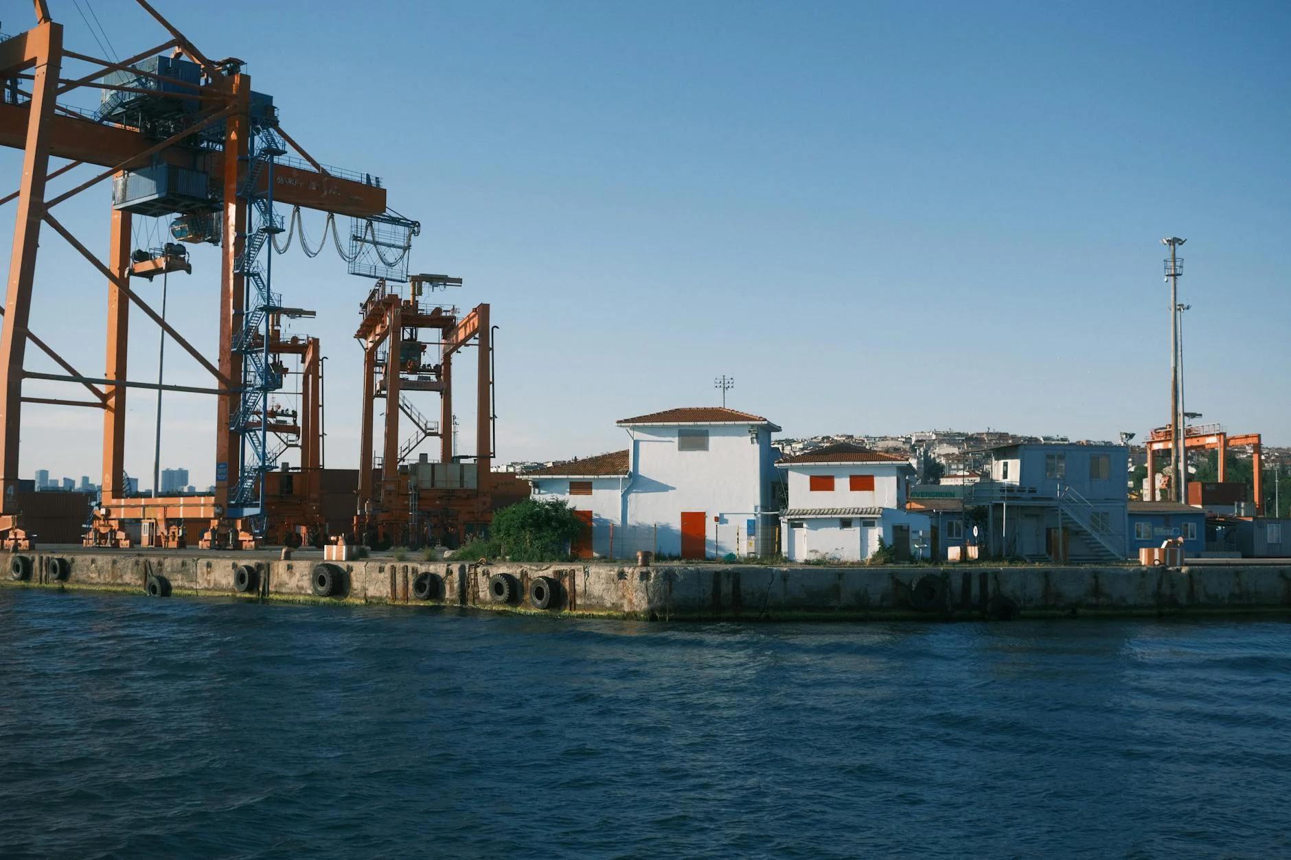 Ukraine Strikes Tuapse Refinery Twice in 12 Days, Halting Russian Oil Exports